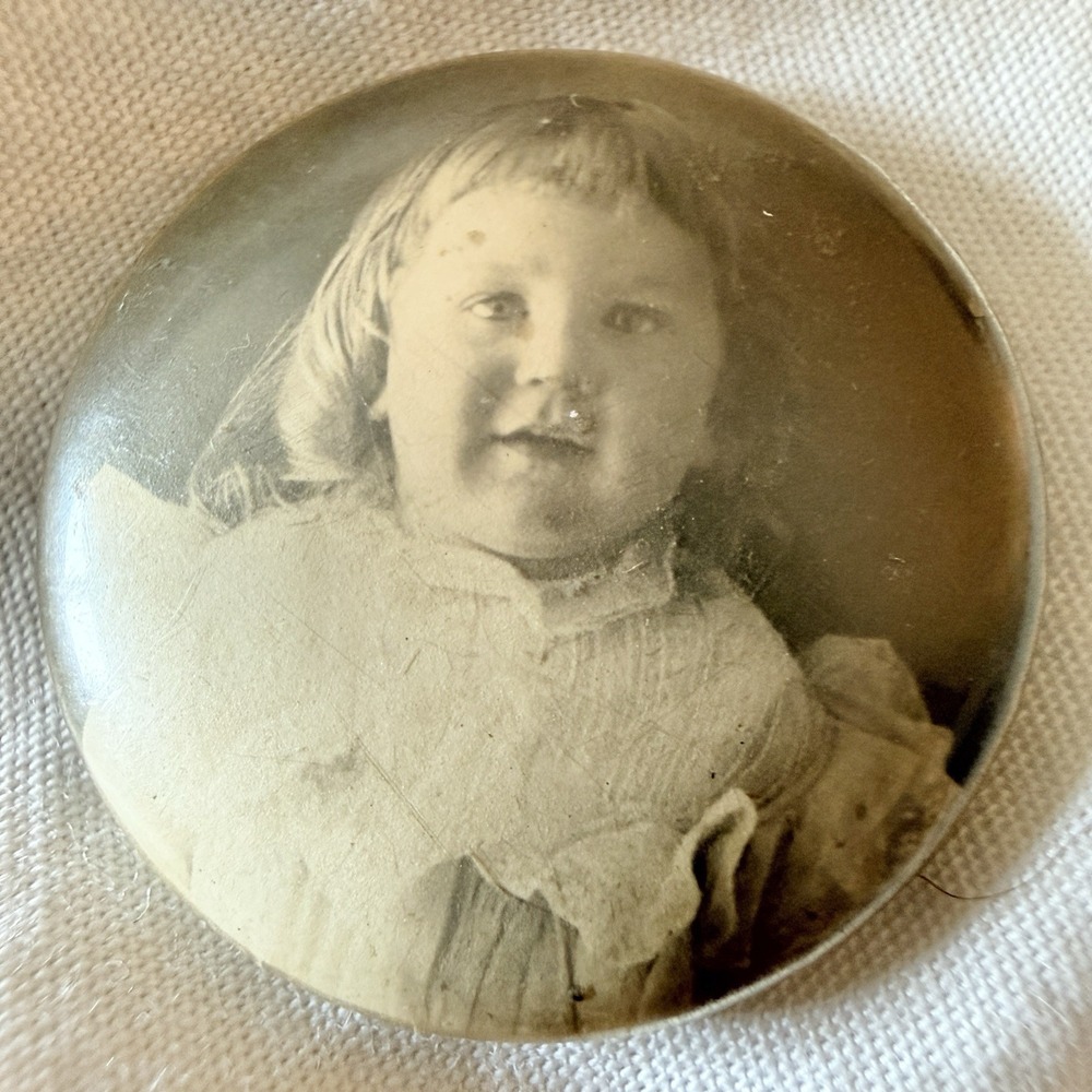 Antique Celluloid Pinback Child Mourning Pin 1898 Girl Photo Button Victorian - Picture 1 of 4